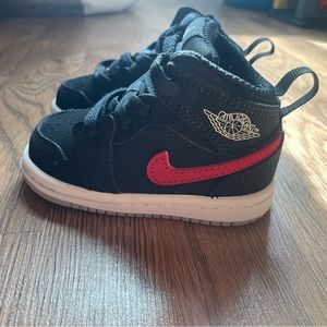 Toddler size 4c Jordan 1 Mid
Multi-Color Swoosh Black (TD).Great condition!